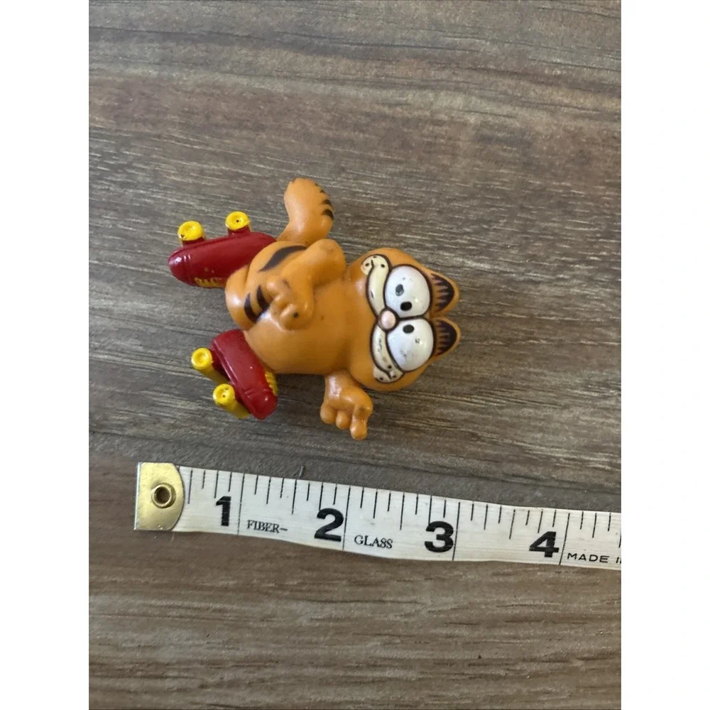 Vintage 1980's Garfield Red Roller Skates Figure 2.5